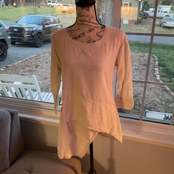 Asymmetrical boutique top with button accent - Picture 2 of 2